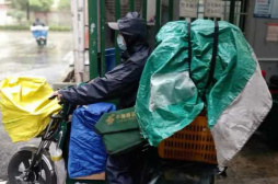 暴雨中的堅守 武漢郵政“封控區”里服務不停歇