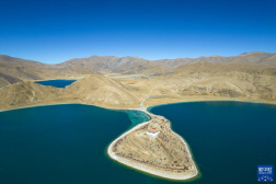 西藏：羊湖生态环境持续向好