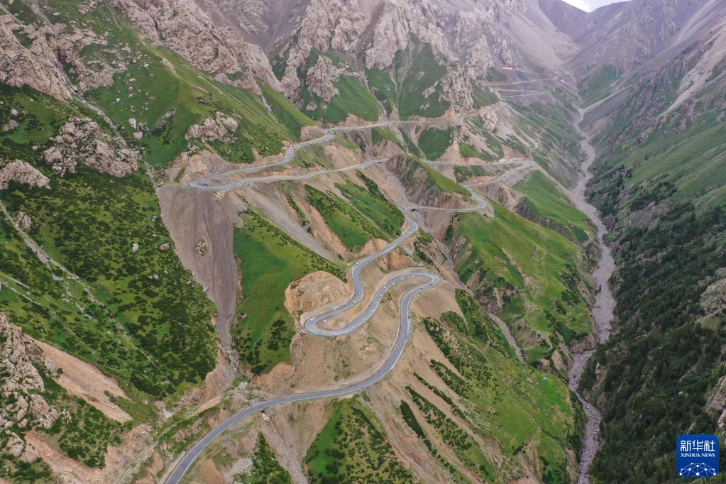 新疆交通平面扫描：穿越“三山”环抱“两盆”